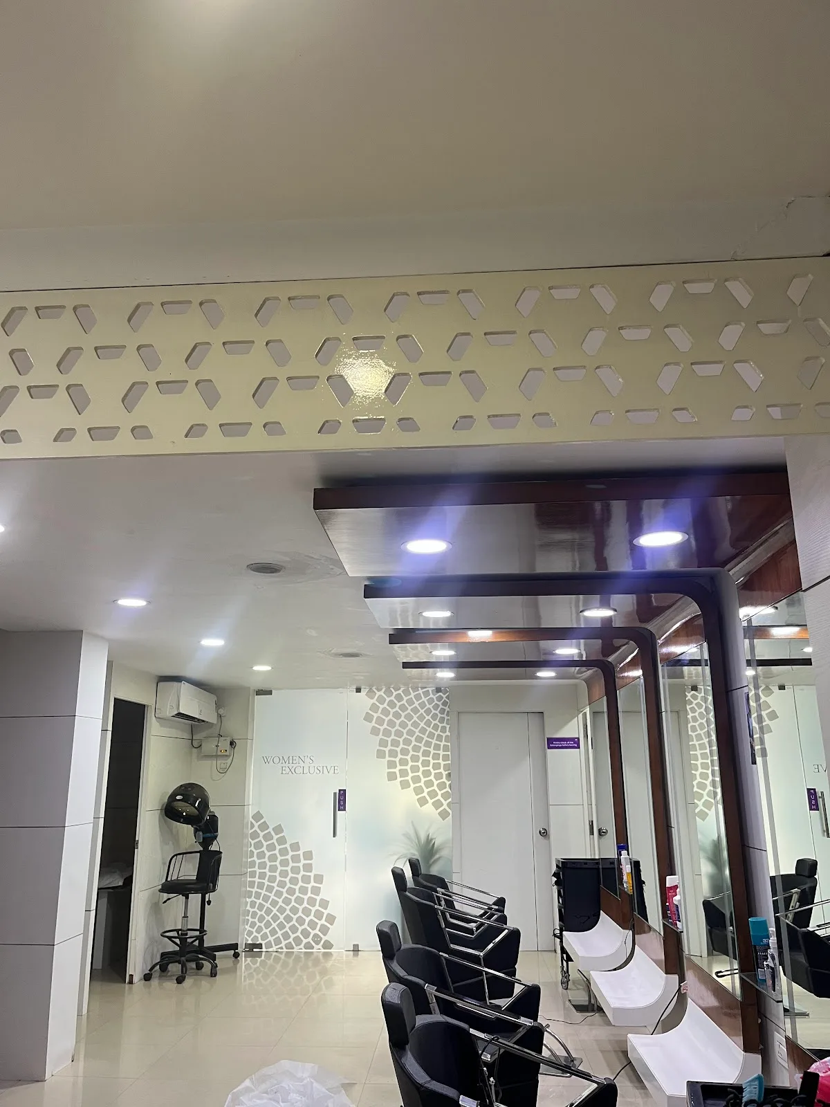 Naturals Unisex Salon & Spa