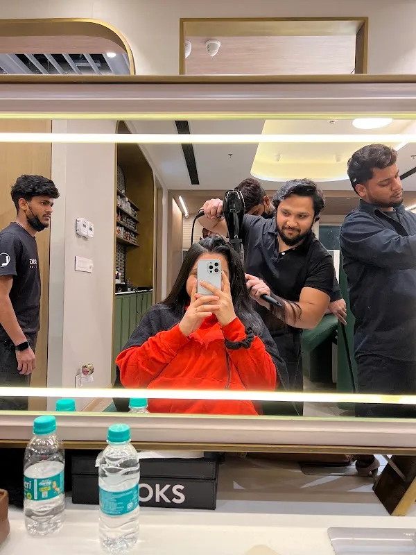 Looks Salon, Select Citywalk Mall