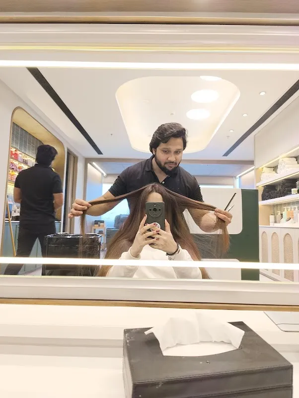 Looks Salon, Select Citywalk Mall
