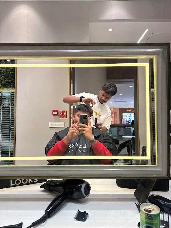 Looks Salon, Select Citywalk Mall