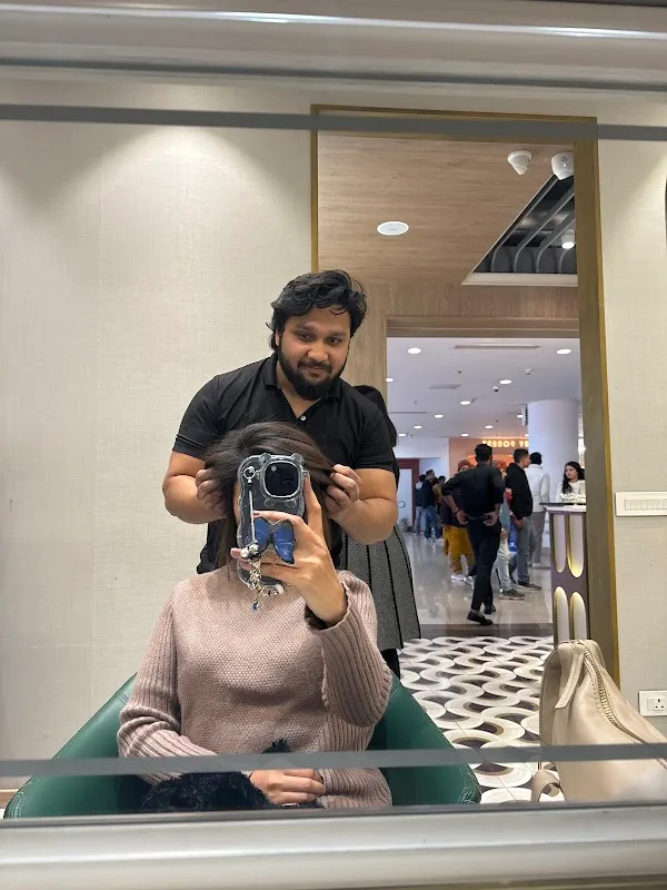 Looks Salon, Select Citywalk Mall