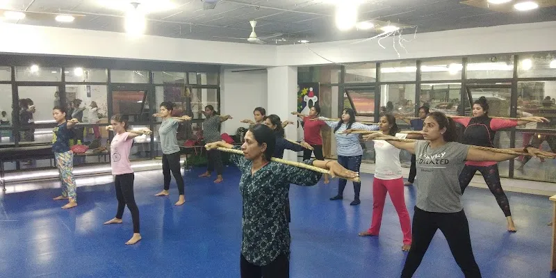 DOM'S DANCE STUDIO