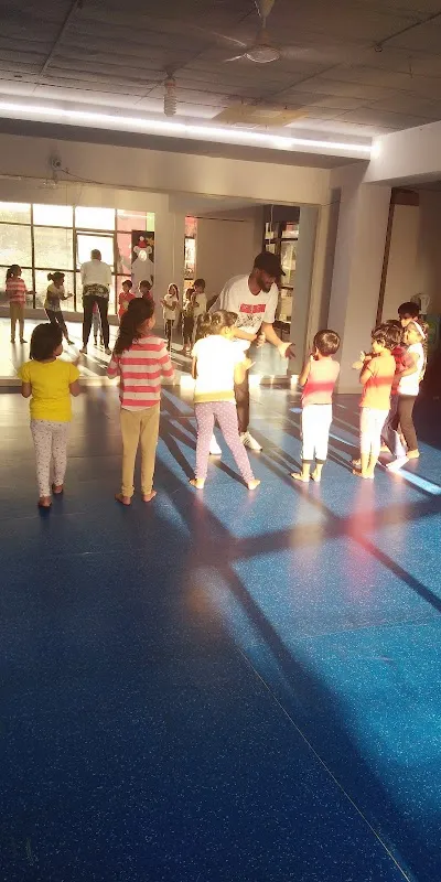 DOM'S DANCE STUDIO