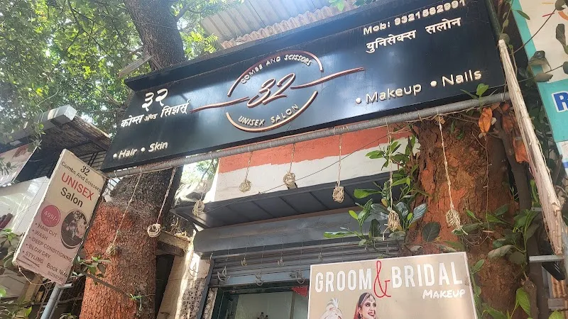 32 Combs and Scissors Unisex Salon