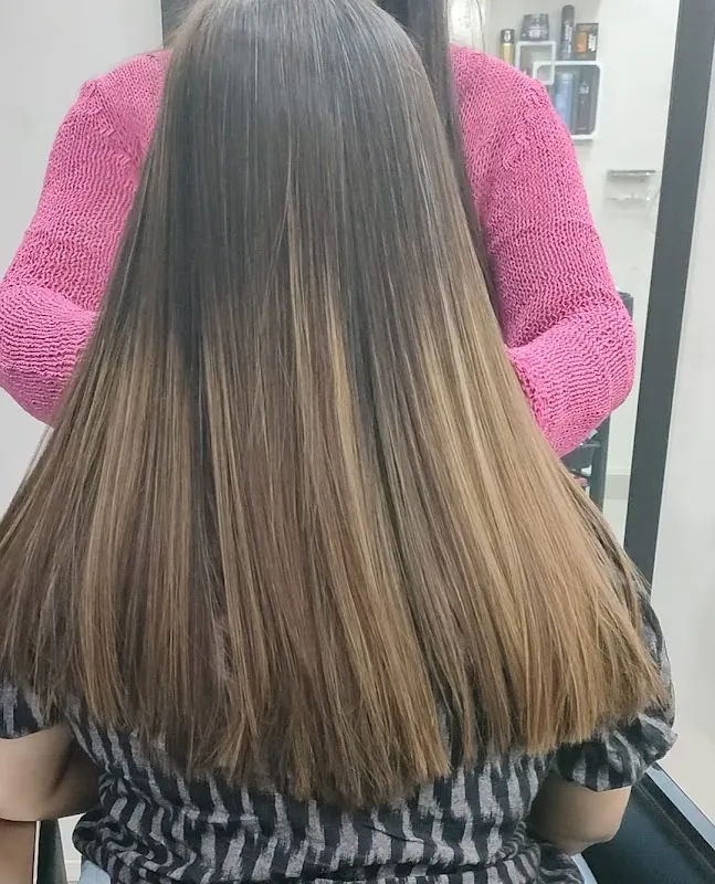 32 Combs and Scissors Unisex Salon