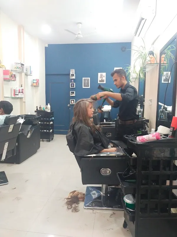 32 Combs and Scissors Unisex Salon