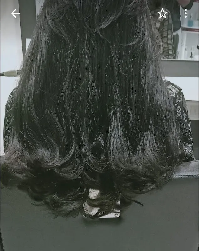 32 Combs and Scissors Unisex Salon