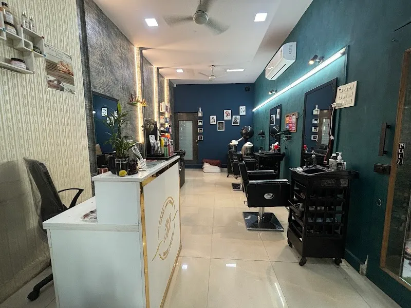 32 Combs and Scissors Unisex Salon