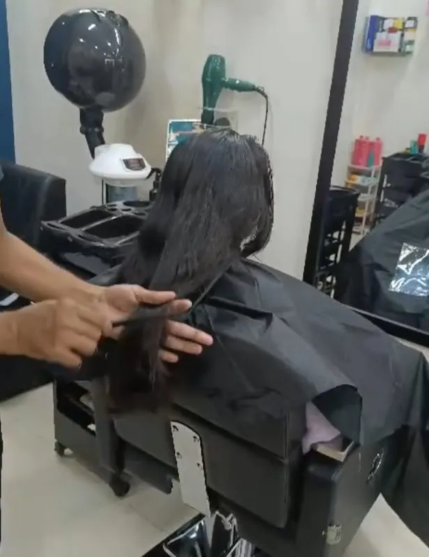 32 Combs and Scissors Unisex Salon