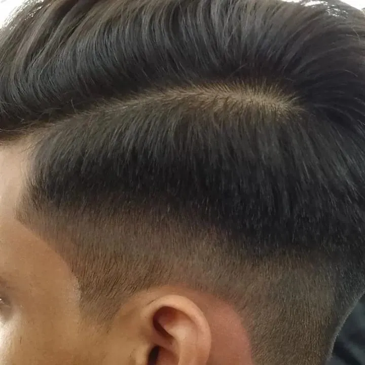 32 Combs and Scissors Unisex Salon