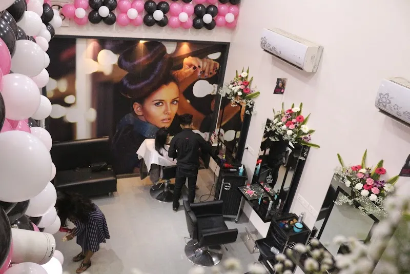 Lakme Salon For Him and Her in Sadar,Nagpur
