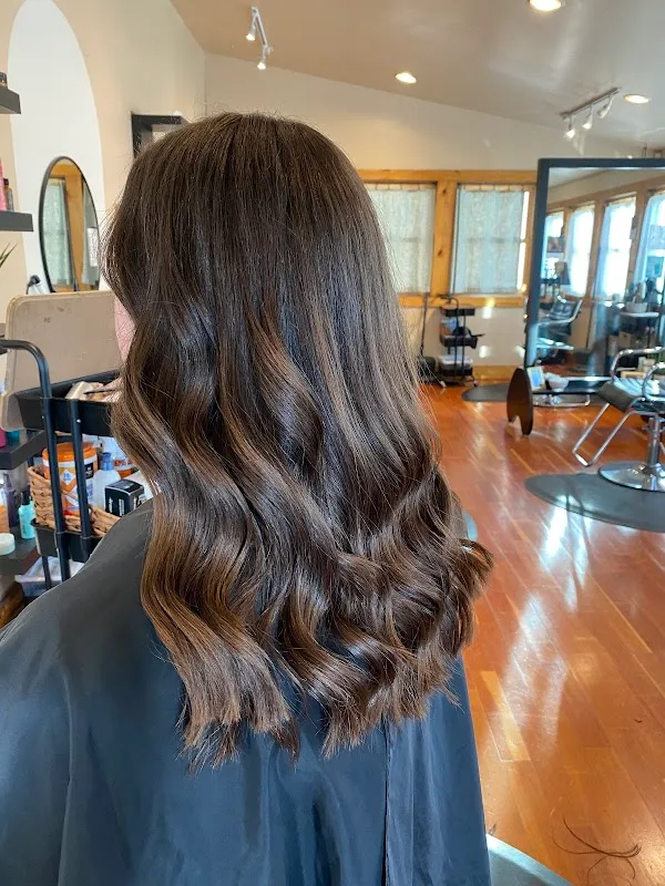 Jessie Tomme' Salon