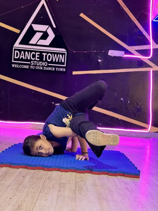 DANCE TOWN STUDIO