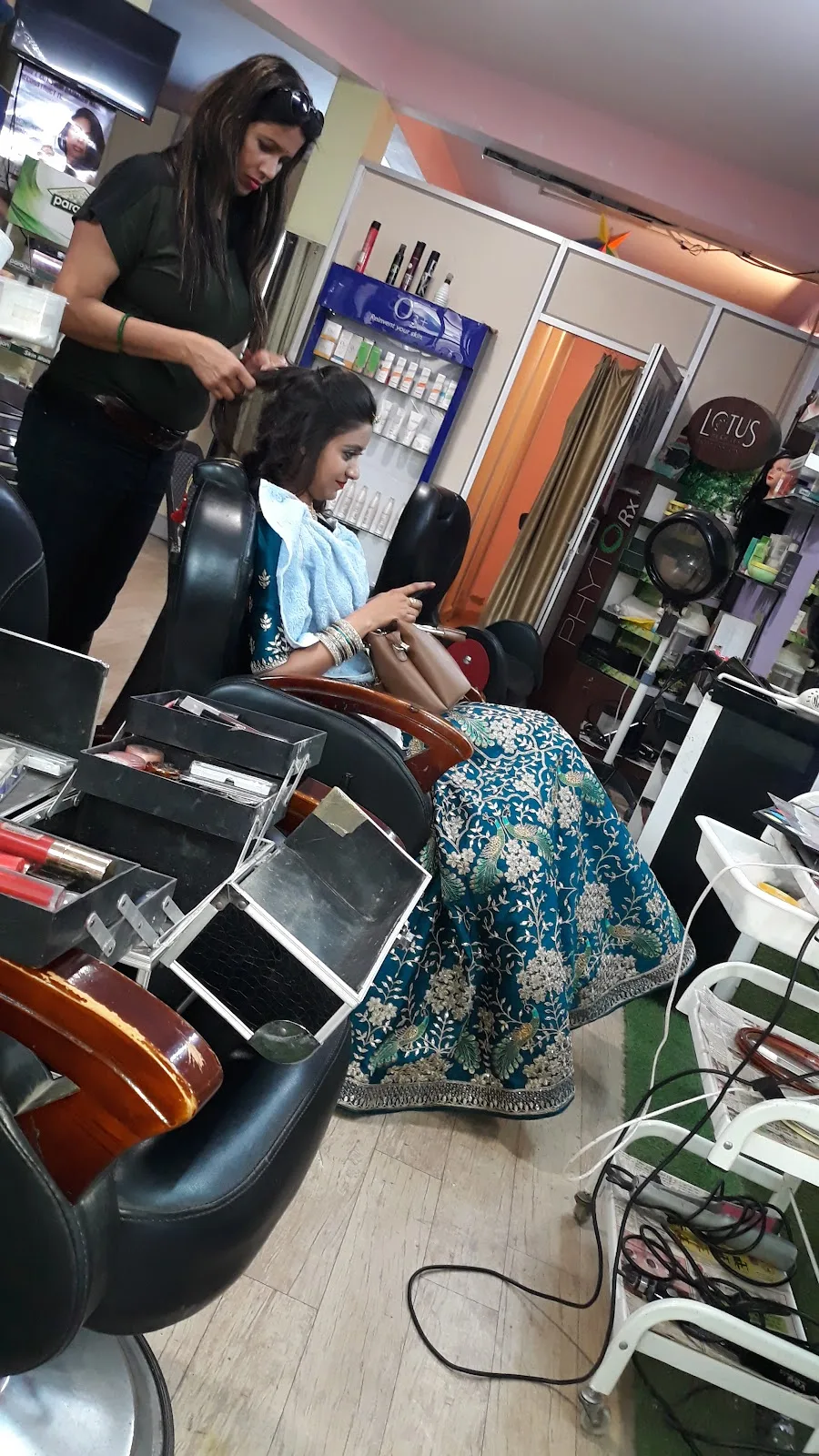 MEENA'S BEAUTY UNISEX SALON