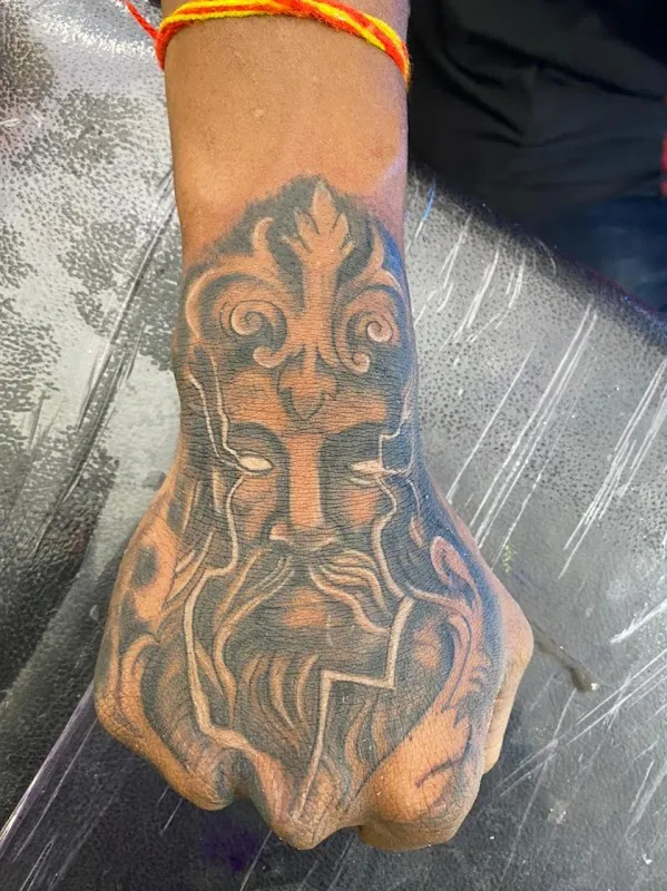 LUCKY TATTOO STUDIO & ART SCHOOL