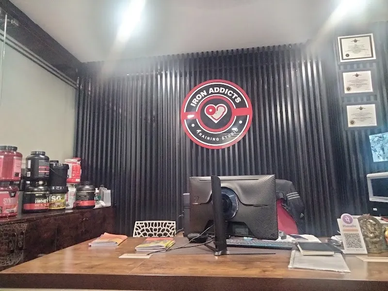 IRON ADDICTS TRAINING STUDIO