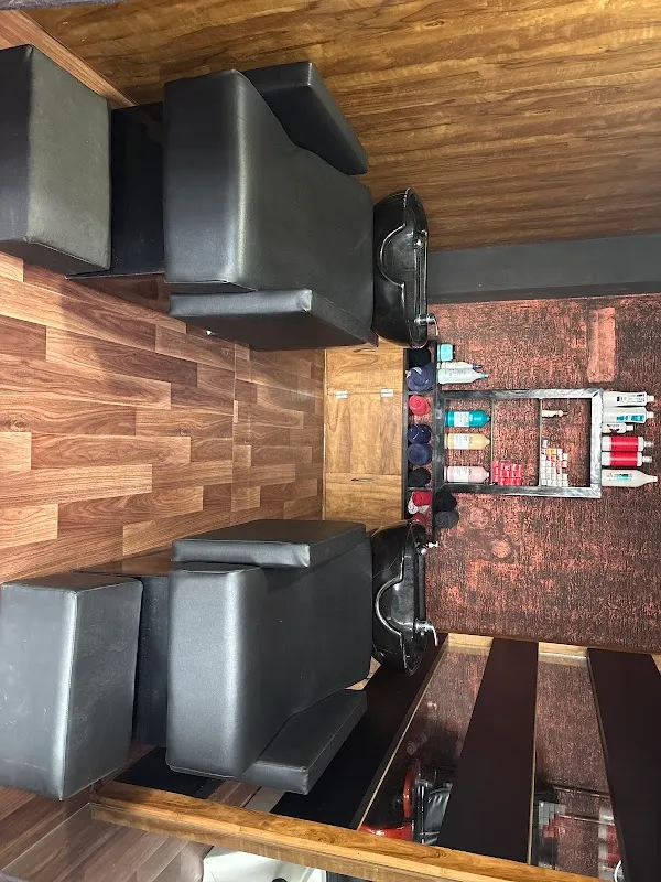 Muffi Studio Unisex Saloon