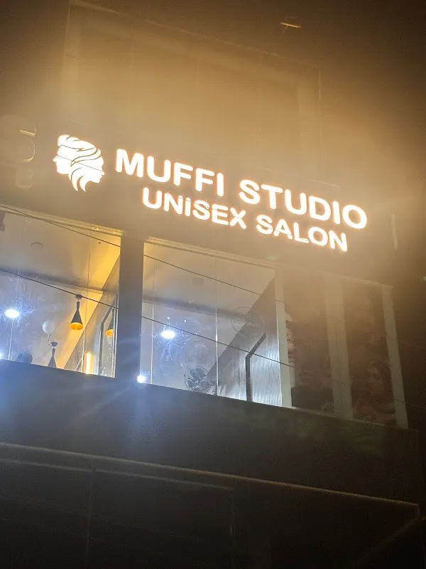 Muffi Studio Unisex Saloon