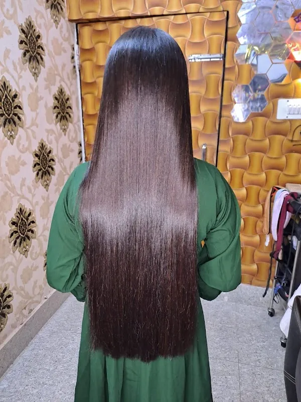Divine Looks best beauty parlour at Rasulgarh