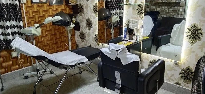 Divine Looks best beauty parlour at Rasulgarh