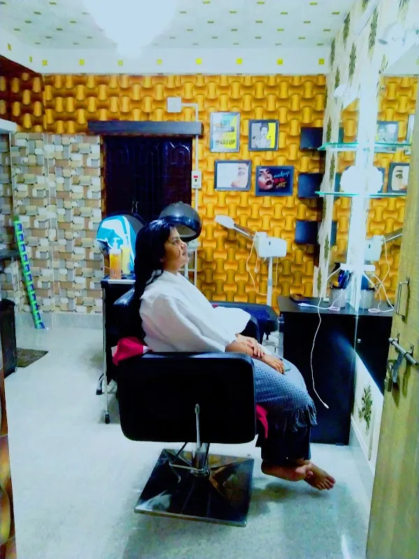 Divine Looks best beauty parlour at Rasulgarh
