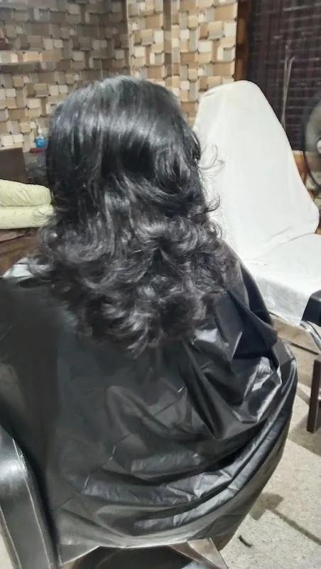 Divine Looks best beauty parlour at Rasulgarh