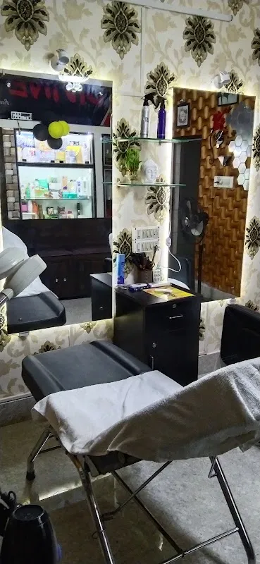 Divine Looks best beauty parlour at Rasulgarh