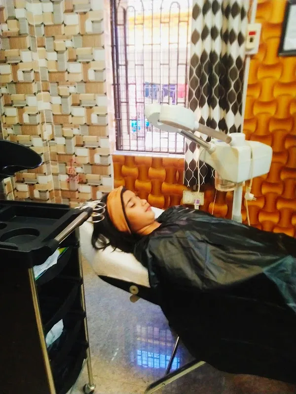Divine Looks best beauty parlour at Rasulgarh