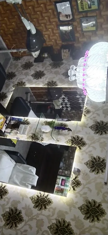Divine Looks best beauty parlour at Rasulgarh
