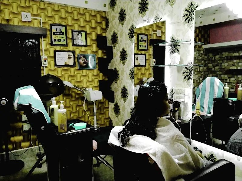 Divine Looks best beauty parlour at Rasulgarh