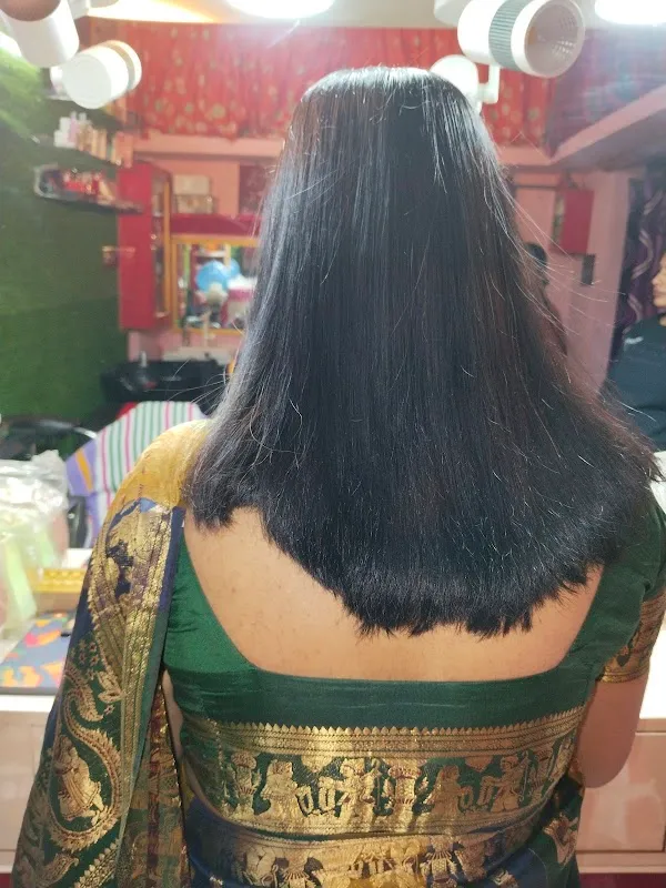 GOLDEN BEAUTY PARLOUR & SPA (Only ladies)