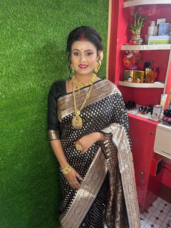 GOLDEN BEAUTY PARLOUR & SPA (Only ladies)