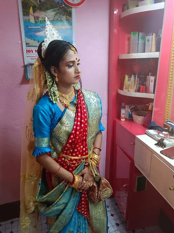 GOLDEN BEAUTY PARLOUR & SPA (Only ladies)