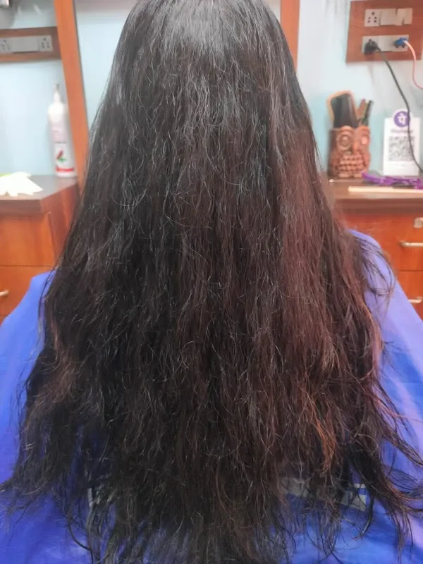 GOLDEN BEAUTY PARLOUR & SPA (Only ladies)