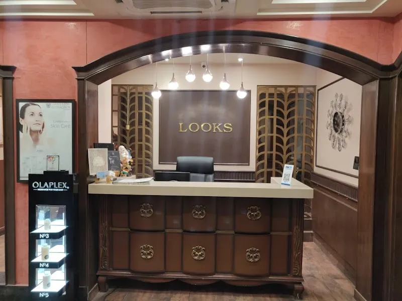Looks Unisex Salon Krishna Nagar