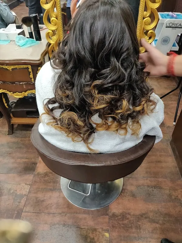 Looks Unisex Salon Krishna Nagar