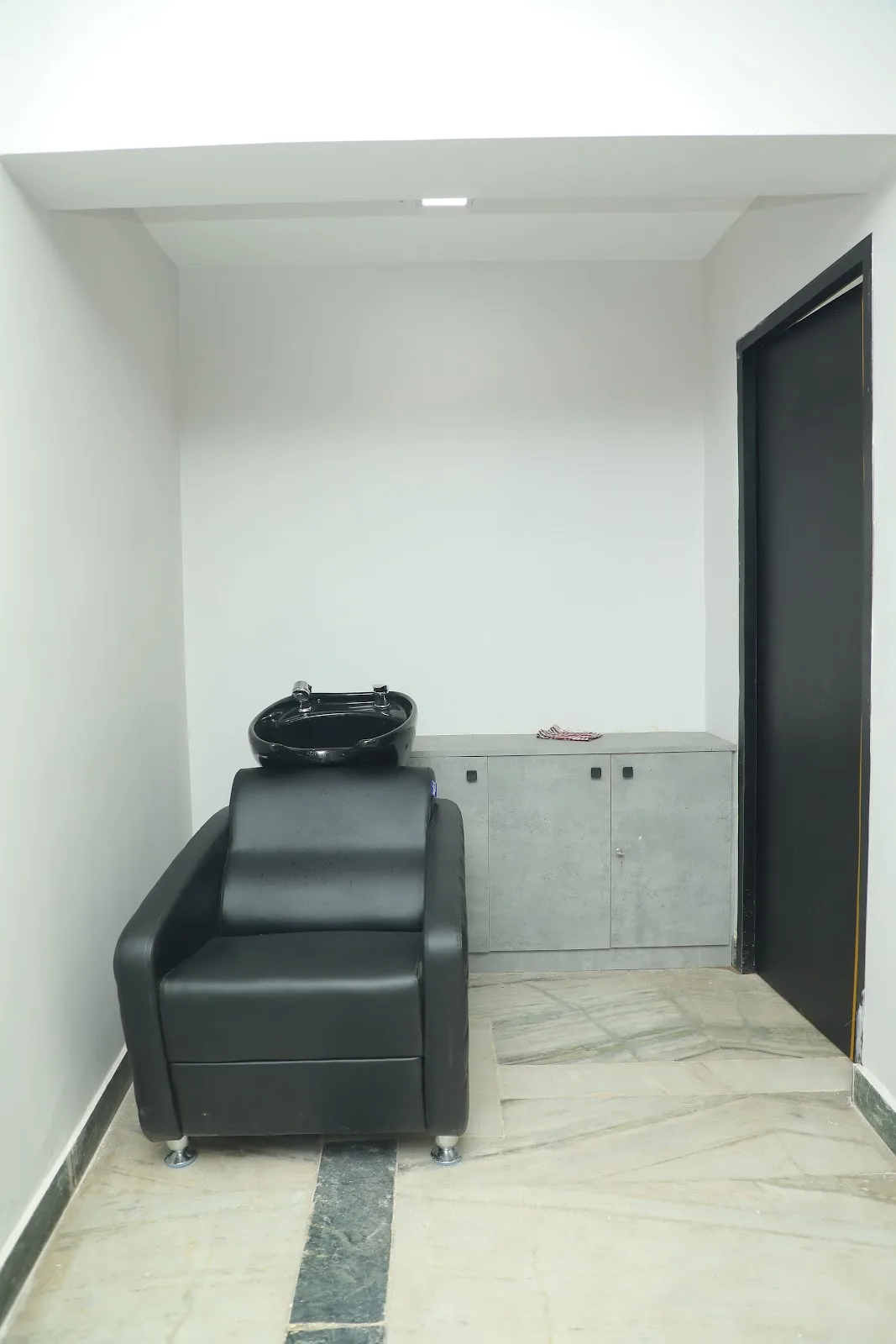 CUTS & COMB Salon Perambur
