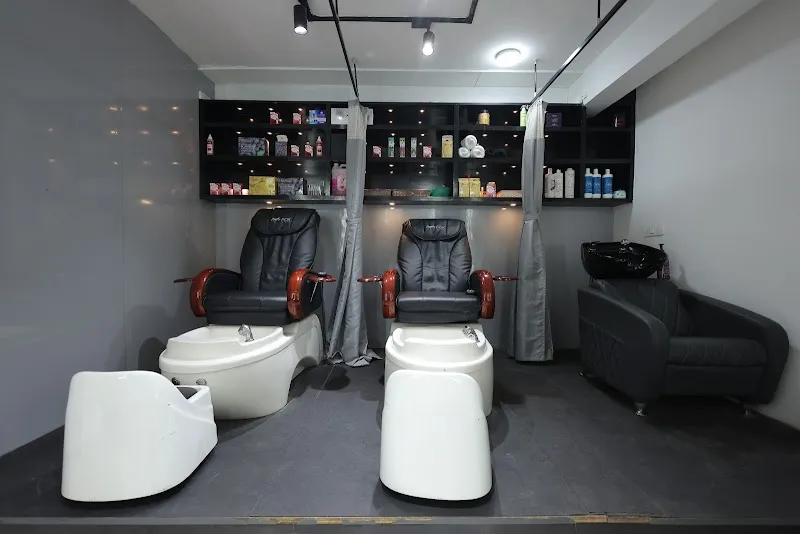 EVORRA unisex salon & glam studio