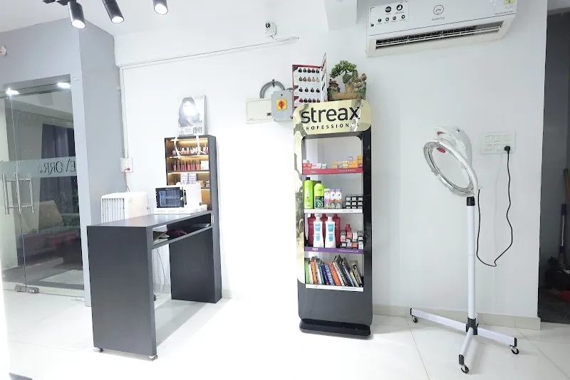 EVORRA unisex salon & glam studio