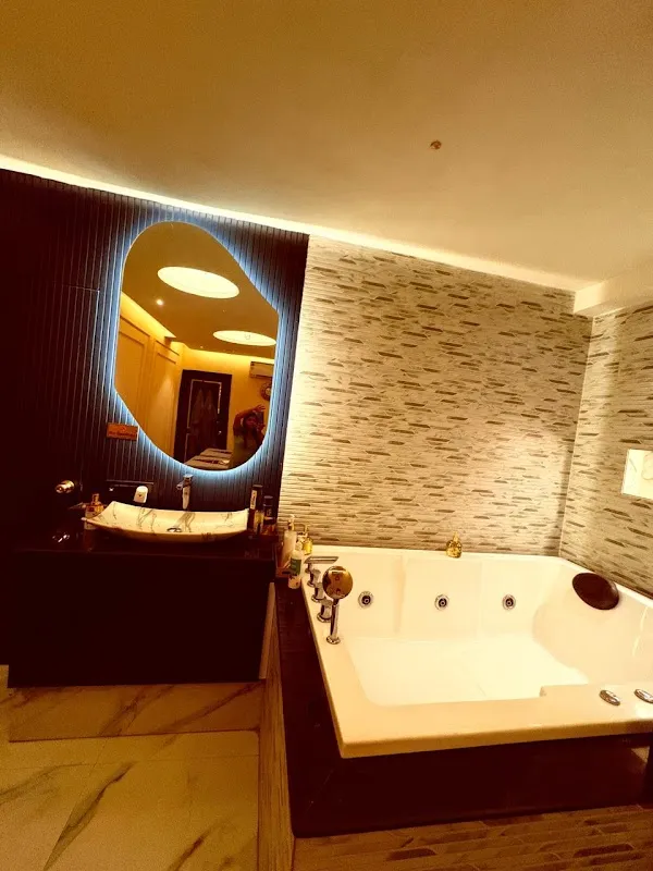 Tuscan luxury spa | Spa in model town,spa in model town 2