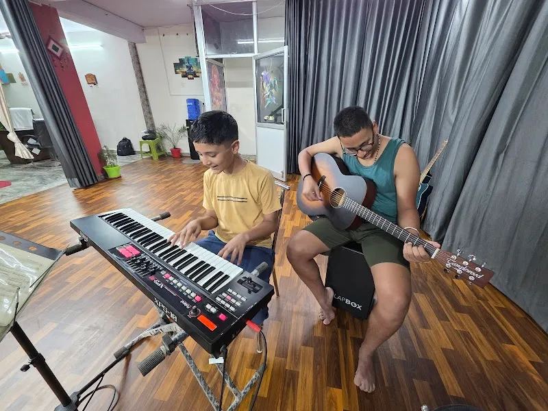 "Shine & Vibes" Art Studio