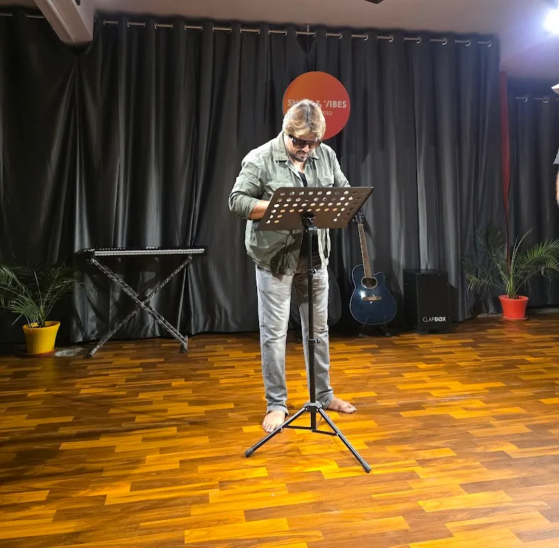 "Shine & Vibes" Art Studio