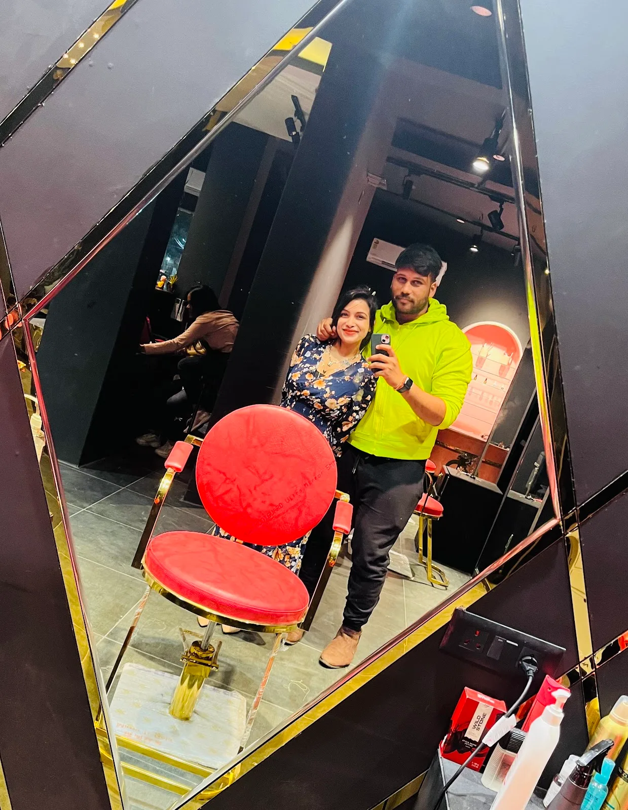 show off luxury unisex salon