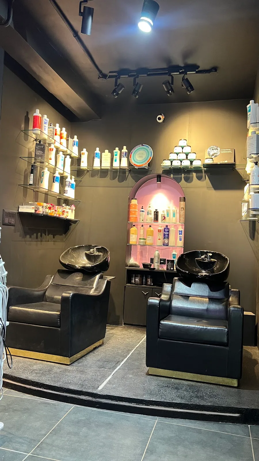 show off luxury unisex salon