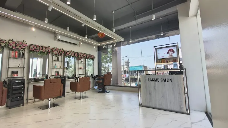 Lakme Salon For Him and Her in Arni Road,Yavatmal