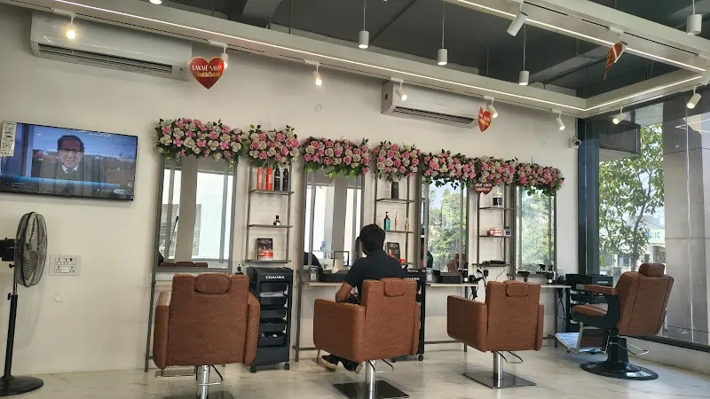Lakme Salon For Him and Her in Arni Road,Yavatmal