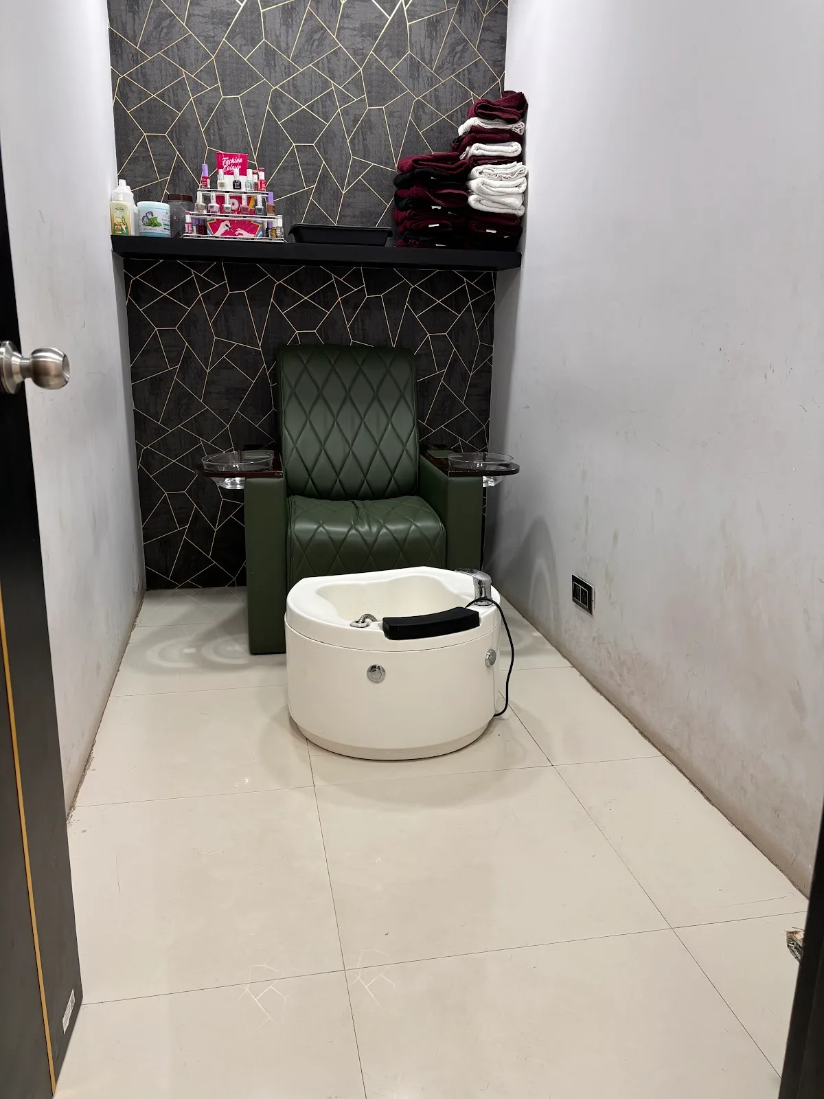 Cuts & Comb Unisex Salon – Adambakkam