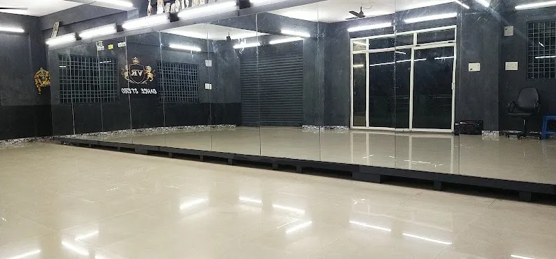 VR DANCE STUDIO