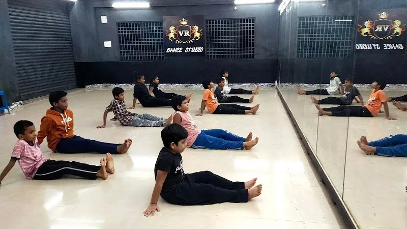 VR DANCE STUDIO