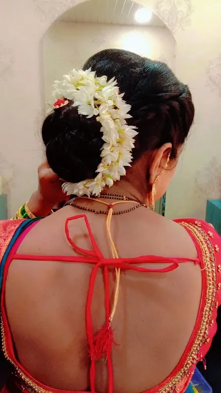 Priya Beauty Parlour Classes & Cosmetics